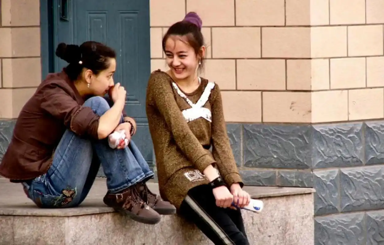 这是迪丽热巴刚出道的时候的一组旧照,那个时候的她真是好青涩!