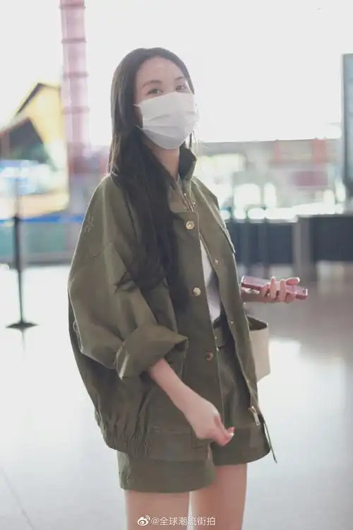 王霏霏最新机场私服更新身着军绿色工装风套装