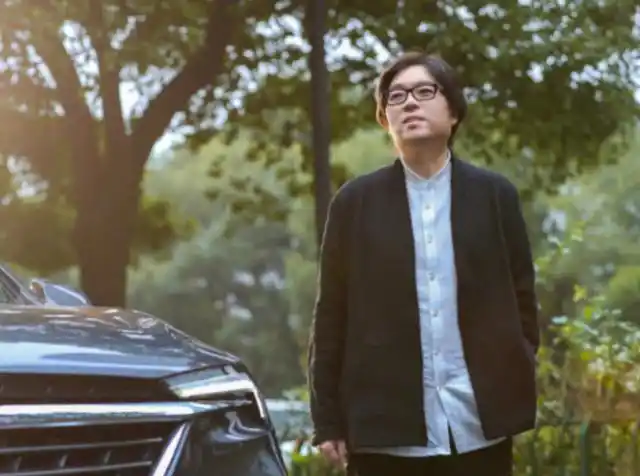 "矮大紧"高晓松晒暴瘦照,颜值帅回小鲜肉,黑白搭配文艺范十足