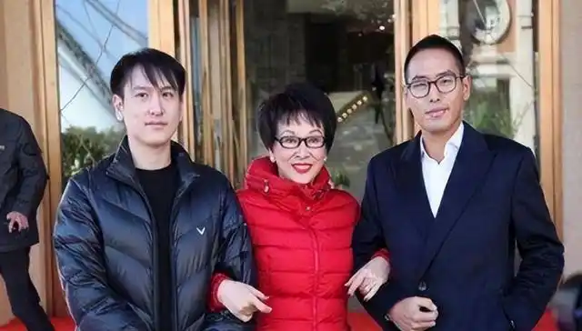 局势稳定之后,二公子汤珈铖也渐渐退出了公司的管理层.