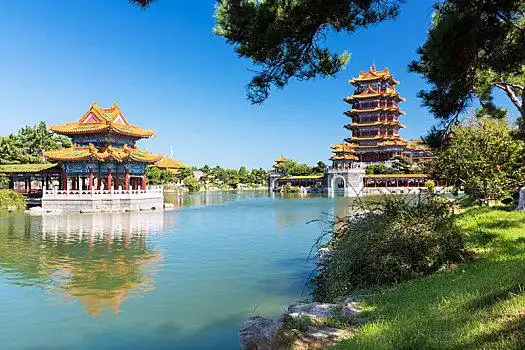 中国山东省烟台市蓬莱三仙山风景区亭台楼阁水景园林景观