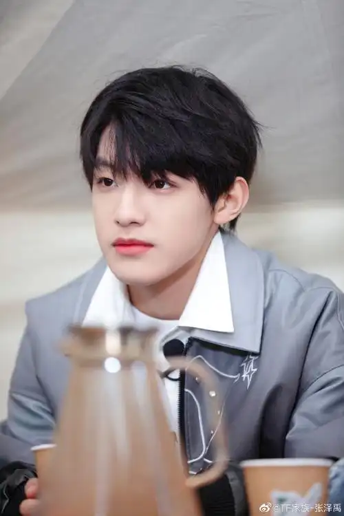 张泽禹晒夜色侧颜照##张泽禹夜色氛围感随拍