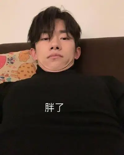 除了搞怪自拍,易烊千玺还晒出一张小时候的萌照,并给图片配文:这一拳