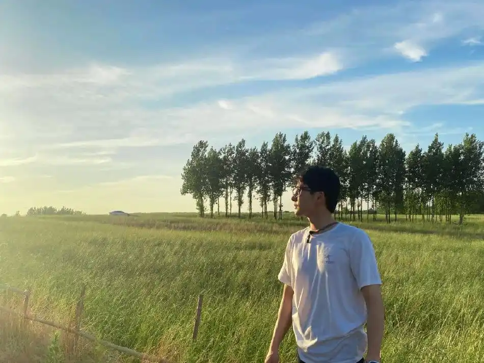 组图:张新成六一晒田间游玩照舒适惬意 穿白色t恤胸肌健硕身材绝