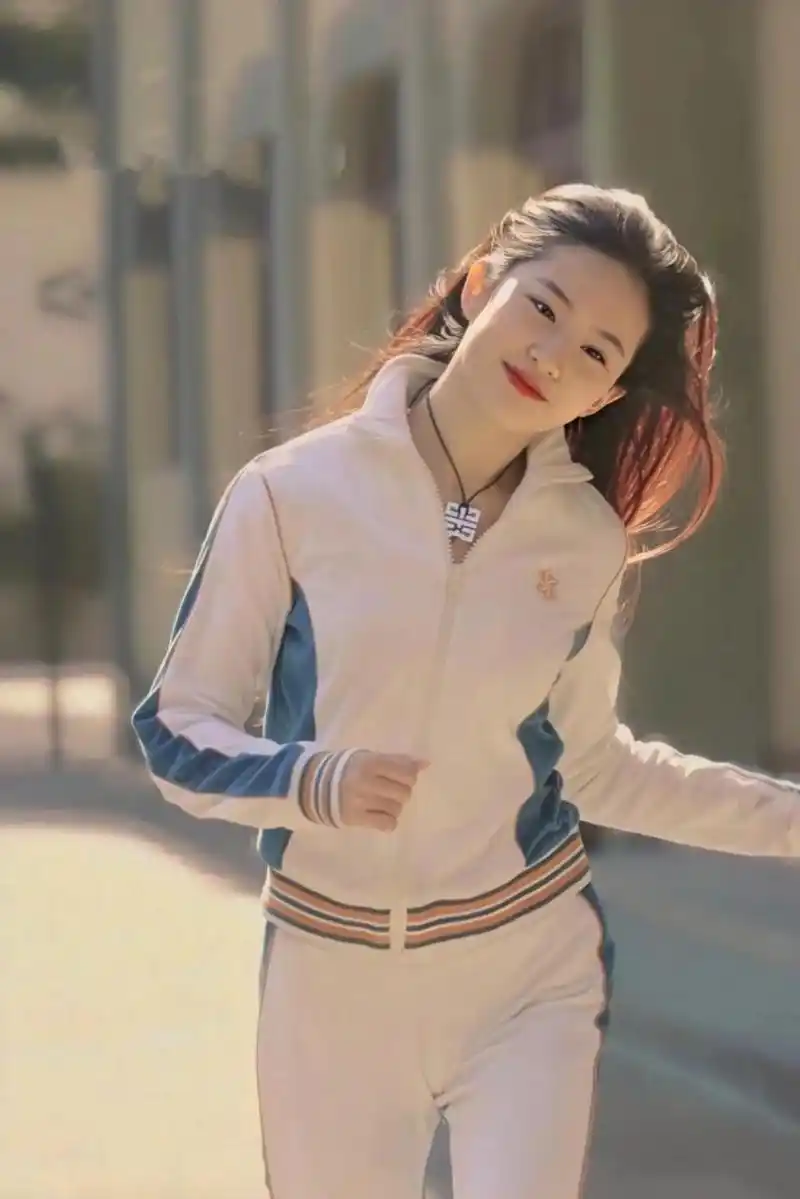 刘亦菲这组运动装造型,青春活力,笑容治愈.