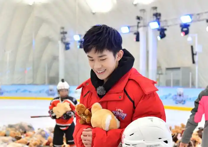 易烊千玺大冰小将助力公益爱心熊雨温暖留守儿童