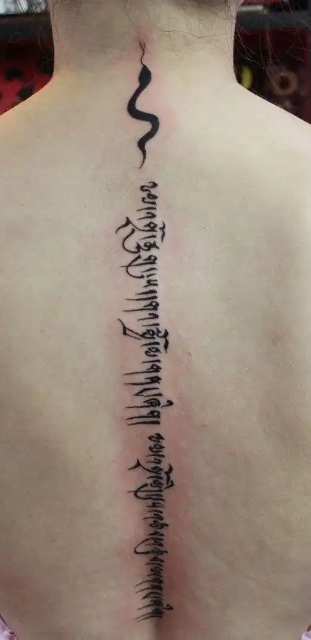 美女背部藏文文字纹身脊柱线藏文纹身2