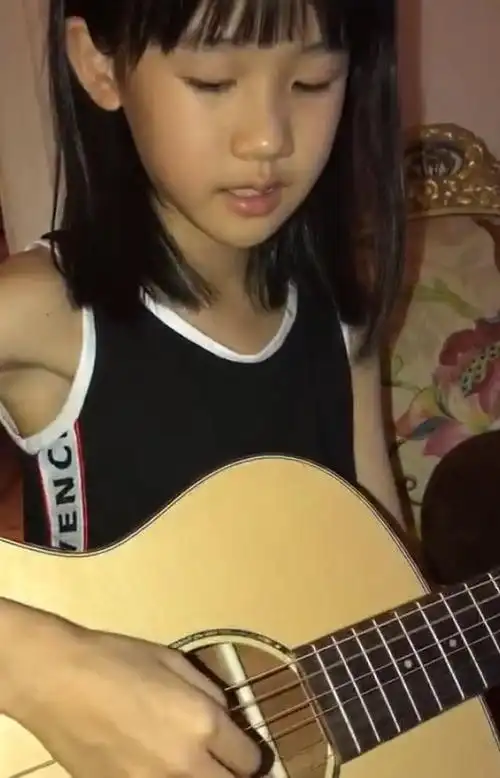 陆毅女儿贝儿近照一身运动装扎马尾练歌不忘吐舌卖萌超可爱