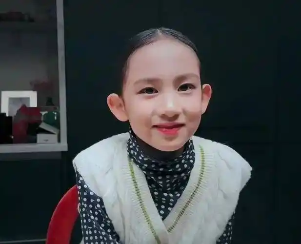 孙莉晒二女儿,黄少艾10岁就梳中分油头眼神老成