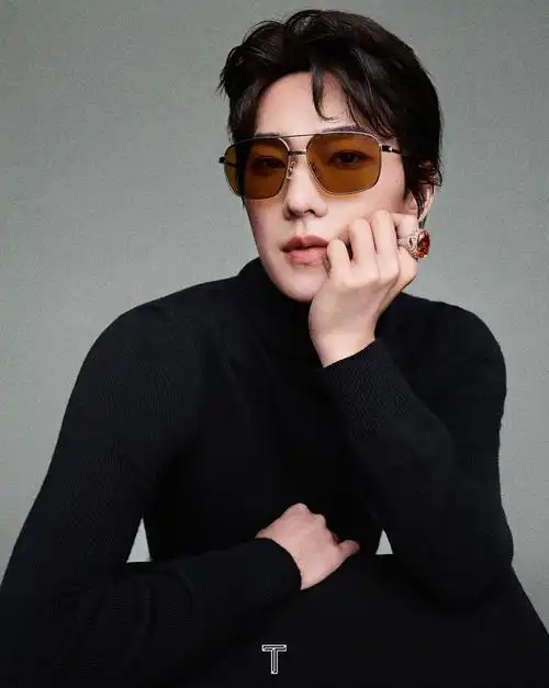 杨洋挑染蓝发带珠宝拍时尚大片 网友:哥哥在气质这块拿捏得死死的!