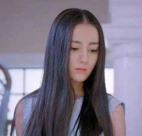 迪丽热巴出道前旧照曝光,少女时青涩甜美,如今化身