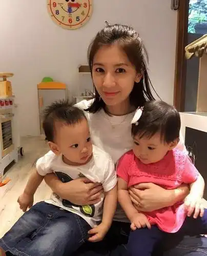 贾静雯怀第三胎仍化妆卖萌,网友:不敢想象第三胎的眼睛得有多大