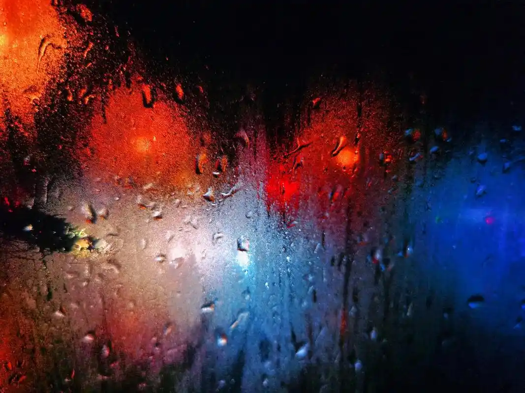 下雨天的出租车窗#劳动节假期 #摄影 #雨天#窗户#霓虹#色 - 抖音