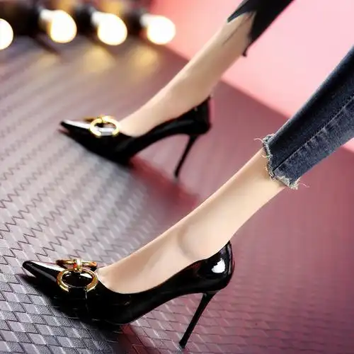 韩版漆皮金属圆扣细跟高跟鞋女2022春季新款轻熟气质黑色尖头单鞋