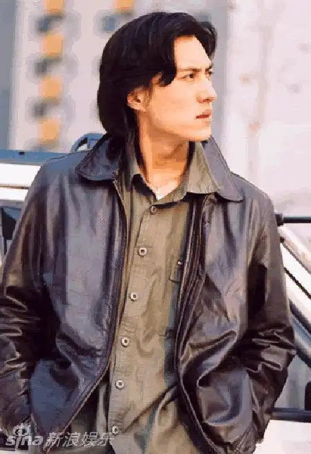 靳东罕见旧照:面庞清瘦眼神深邃