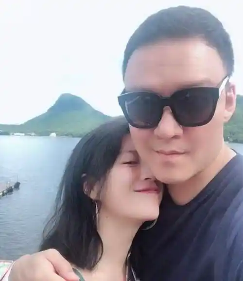 那英徒弟李嘉格生二胎产后面色红润状态好与富豪老公儿女双全