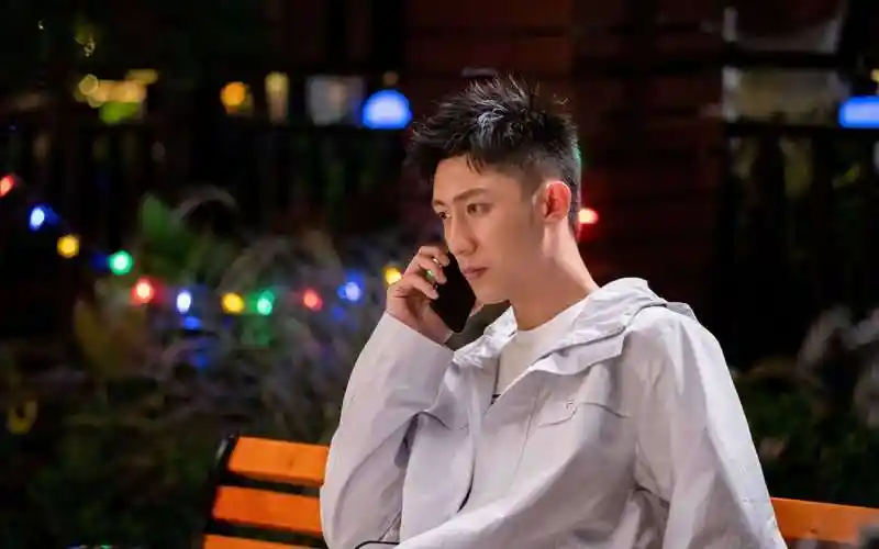 黄景瑜《幸福触手可及》剧照但是黄景瑜在拍完之后立即用纸巾擦嘴