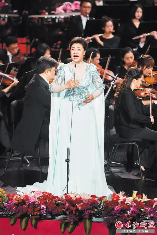 中国著名民族女高音歌唱家王丽达带来《报答》.