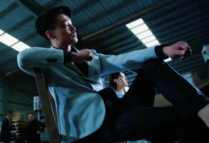 西装暴徒陈韦然硬汉袭来酷准狠