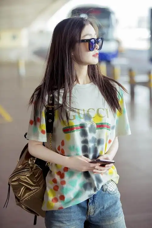 宋轶机场秀美腿 清爽夏装活力十足