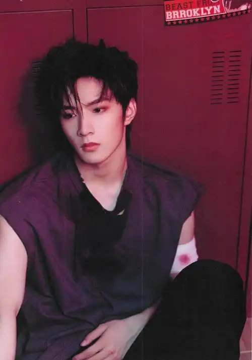 青年演员刘耀文##侯雯元曝刘耀文睡觉踢人