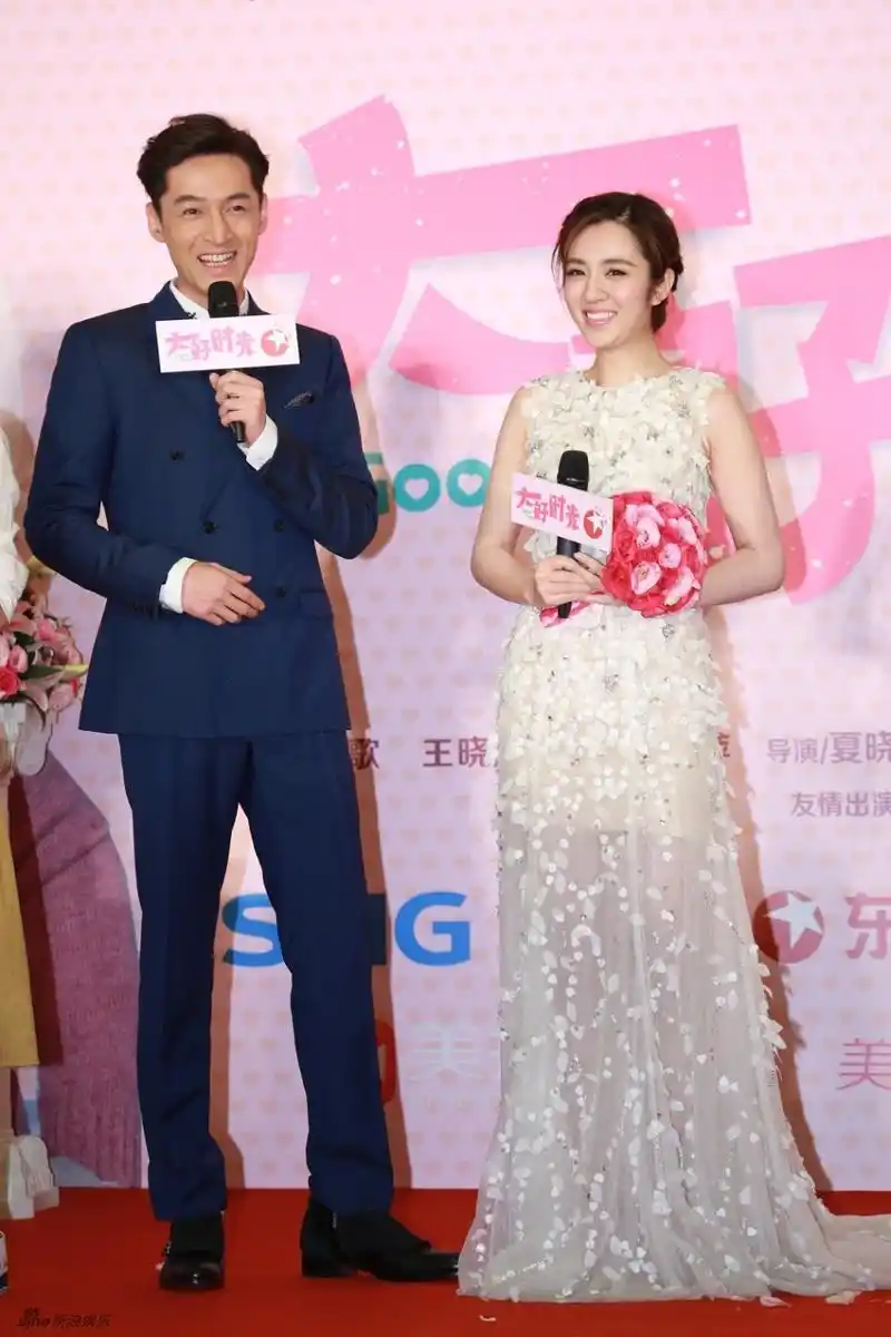 组图:胡歌王晓晨"大婚" 现场遭"前女友团"截胡_高清图集_新浪网