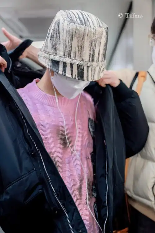 黄明昊粉色毛衣机场饭拍##黄明昊粉色毛衣渔夫帽造型