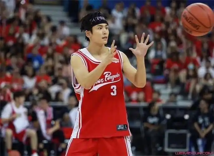 张哲瀚这么矮扣篮厉害 蒋劲夫吴亦凡估计都要靠边站了