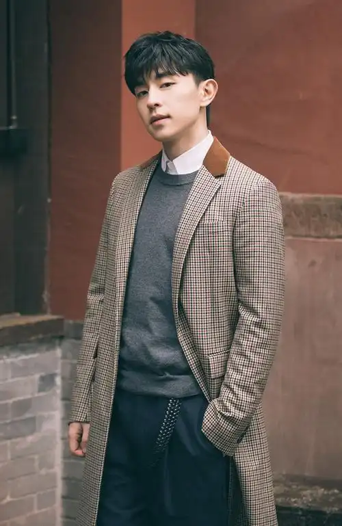 简介:邓伦复古帅气写真图片,分享一组邓伦图片给大家,图中的明星图片