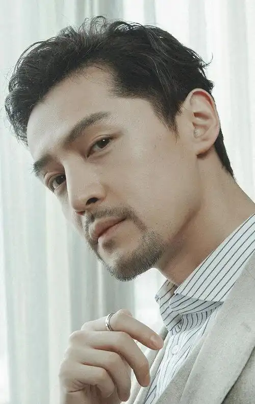 胡歌的不惑之年一身西装造就沉稳修养