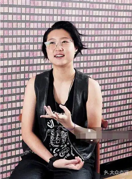 成龙女儿结婚了!和大12岁女友修成正果,网友:结婚照真美!