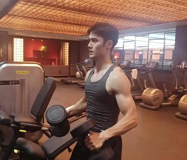 蒋劲夫健身一箭双雕喜迎外籍金发女友夫仔越努力越幸运