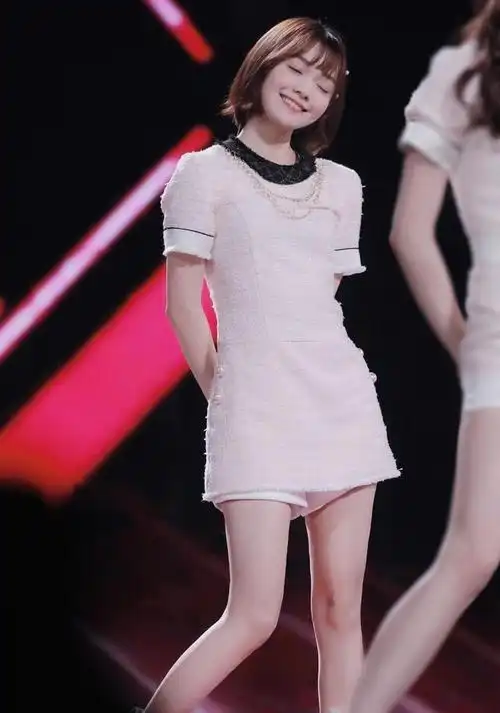 火箭少女段奥娟晒新造型戴鹿角化小鹿妆短袖毛衣配小狗图案