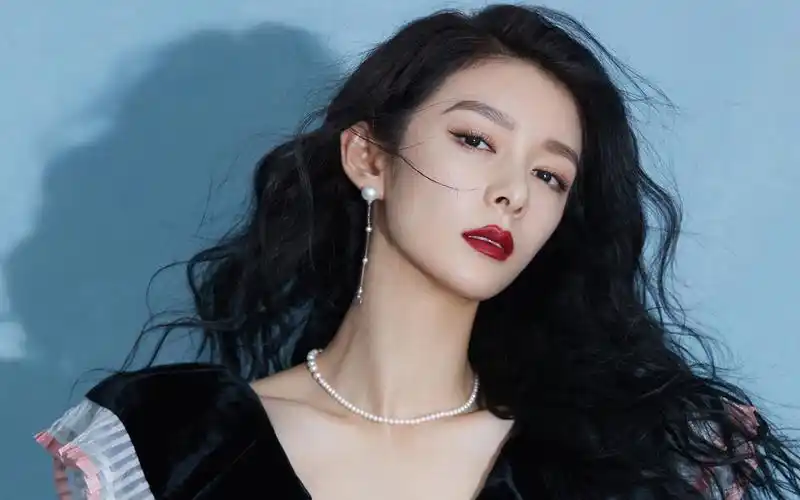 傅菁慵懒港风造型高清桌面壁纸