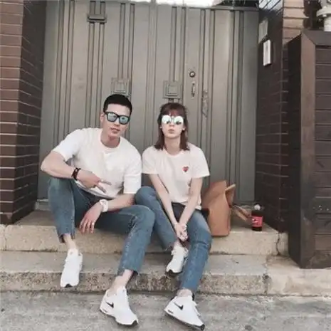 休闲风情侣秀恩爱图片