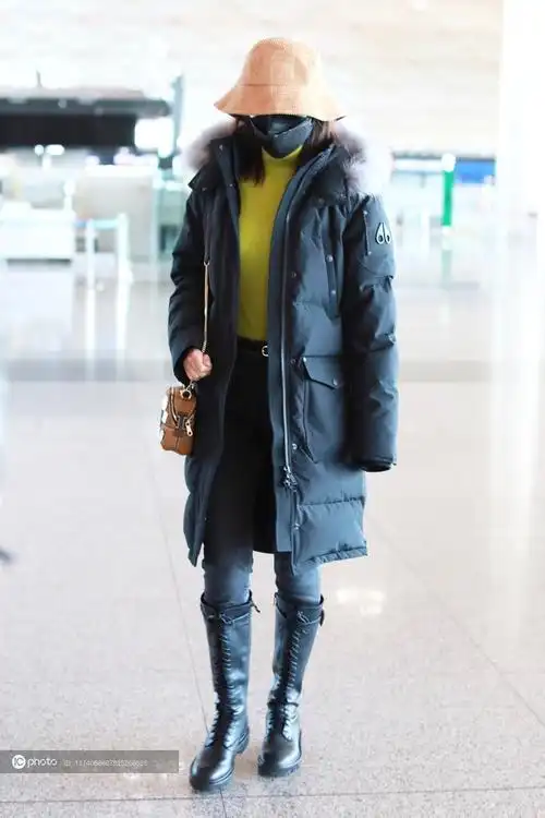 李沁一袭黑色羽绒服搭配太阳帽现身低调干练长靴配长腿气质满分