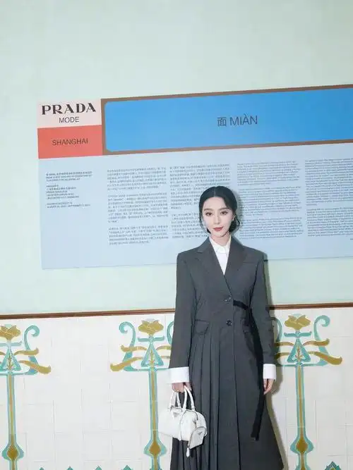 范冰冰39岁了穿着白t恤外搭粉色牛仔套装走机场依然高级时髦