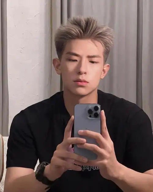 短发男生染奶茶灰也太帅了吧