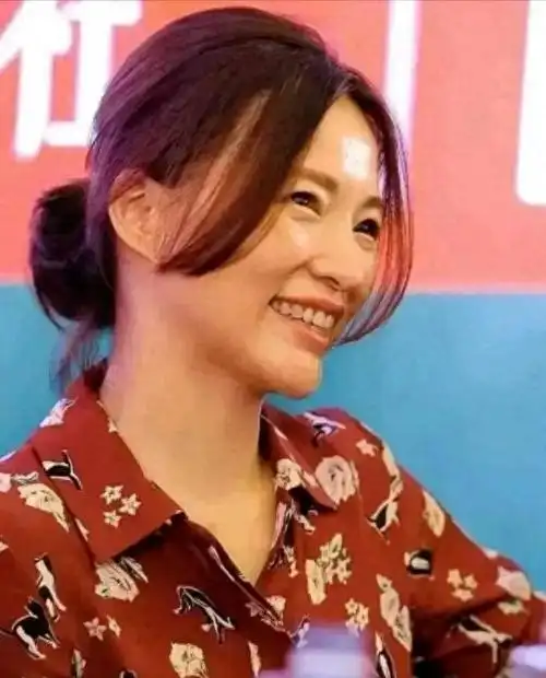 董卿素颜照让人认不出不化妆的她这么老碎花裙穿身上像个大妈