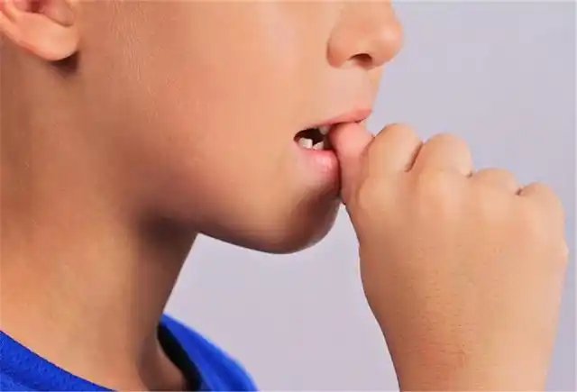 专家坦言:孩子频繁"啃指甲",有可能是心理问题,家长要留心