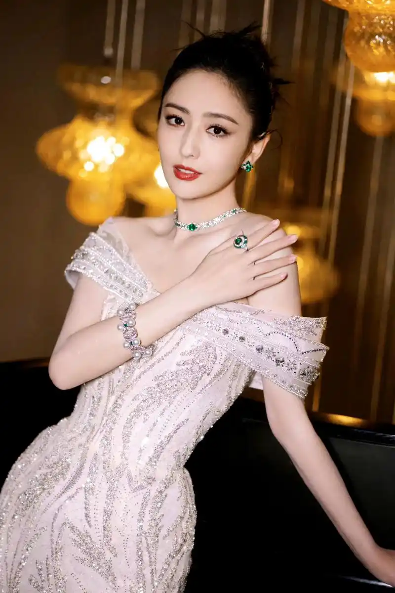 佟丽娅红毯新造型,一袭镶钻鱼尾露肩拖尾长裙,优雅又迷人!