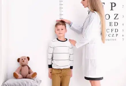 学生身高测量小男孩身高的医生照片