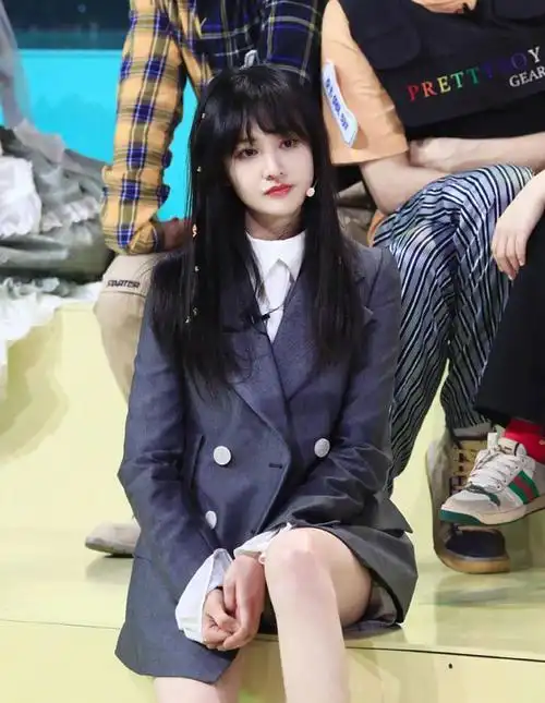 郑爽最贵的一双"白丝",上下全部镶满钻石,穿上腿能比竹竿细