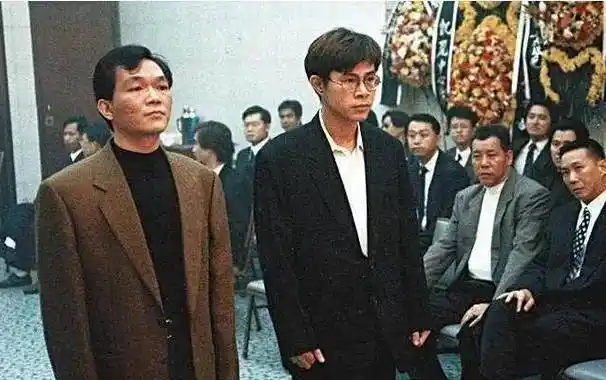 18岁给人伴舞,从小混混成巨星,只有他能做到_陈小春_组合_生活