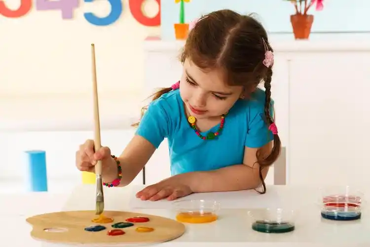 正在画画的小女孩