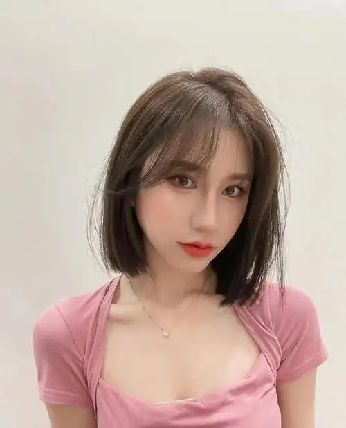 2021年最流行的一刀齐短发适合大多数脸型圆脸鹅蛋脸瓜子脸都ok简单易