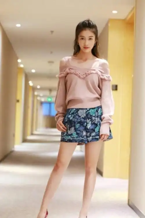 张雪迎一袭粉色 超短裙装,竟显纤细身材,颜值超抢镜