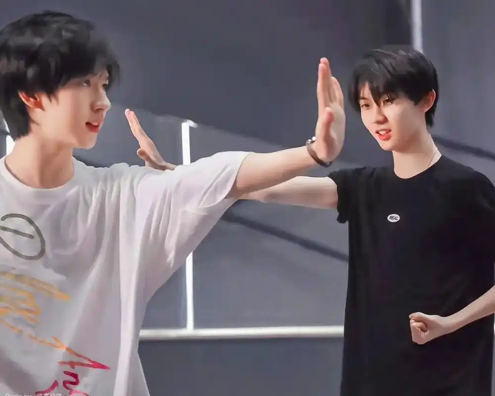 马嘉祺 #贺峻霖 好可爱的两只#抖音小助手  - 抖音