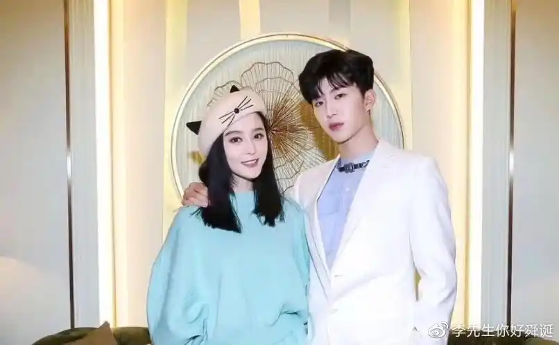 范冰冰父母现身机场粉丝错把范父认成范丞丞60岁与儿子像兄弟