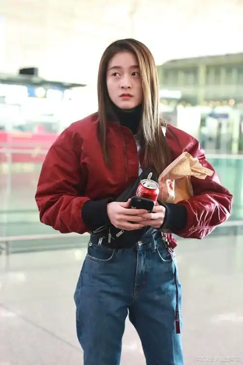 张雪迎的"机场秀",红上衣配牛仔裤,绝了